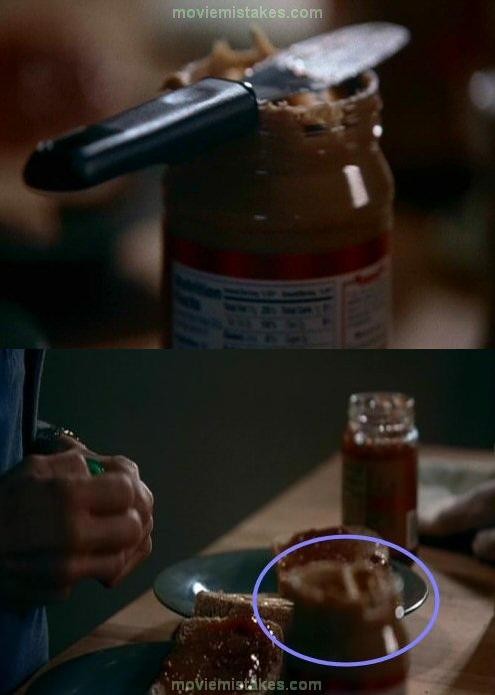 Cảnh quay phim The Ring Two, khi Rachel đang chuẩn bị món đậu phộng bơ và bánh kẹp thịt với thạch, Rachel lúc này để con dao trên miệng lọ mứt gần phía cô nhất, đến cảnh quay tiếp thì chiếc dao biến mất rồi lại xuất hiện trong cảnh tiếp sau.